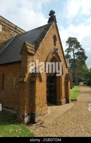 Eingangstür zur Kirche Diana Spencer Princess of Wales Church begraben in Crypt mit Vater Stockfoto