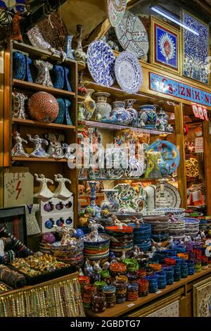 Türkei. November 2017. Nahaufnahme von Gegenständen in den Außenregalen eines Souvenirladens, darunter eine Vielzahl von farbenfrohen Keramiken im Stil von Iznik, wie Teller, Fliesen, Vasen, Aschenbecher, Und wirbelnde Derwischstatuen sowie Gold- und Perlenschmuck unten links, die sich in einem gewölbten Durchgang befinden, der Teil des Großen Basars ist, einem großen überdachten Einkaufsviertel, das von den Osmanen zwischen dem 15. Und 18. Jahrhundert im türkischen Fatih-Viertel von Istanbul, 11. November 2017, erbaut wurde. (Foto: Smith Collection/Gado/Sipa USA) Quelle: SIPA USA/Alamy Live News Stockfoto