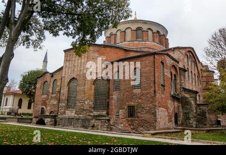 Türkei. November 2017. Außenansicht der Apsis an der Ostseite der Aya Irini (Hagia Irene), einer ehemaligen griechisch-orthodoxen Kirche, die heute als Museum und Konzertsaal genutzt wird, im Außenhof von Topkap &#305; Palast in Istanbul, Türkei, 16. November 2017. (Foto: Smith Collection/Gado/Sipa USA) Quelle: SIPA USA/Alamy Live News Stockfoto