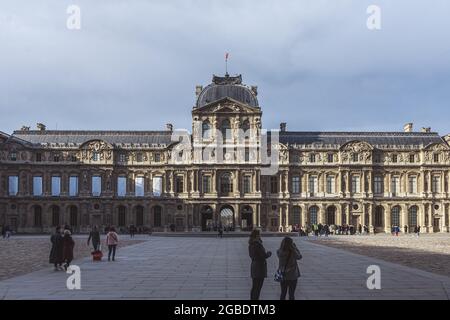 PARIS, FRANKREICH - Mar 24, 2020: Eine malerische Aussicht auf den Louvre in seiner Schönheit in Paris, Frankreich Stockfoto