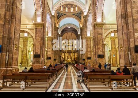 CUENCA, ECUADOR - 16. JUNI 2015: Innenraum der Neuen Kathedrale (Catedral de la Inmaculada Concepcion), Cuenca, Ecuador Stockfoto