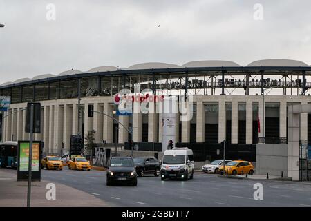 Türkei. November 2017. Außenaufnahme des Vodafone Park, einer großen Sportarena und eines großen Museums, Istanbul, Türkei, mit sichtbarem Stadtverkehr im Vordergrund, 15. November 2017. (Foto: Smith Collection/Gado/Sipa USA) Quelle: SIPA USA/Alamy Live News Stockfoto