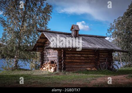 Altes Holzhaus am Ufer des Flusses Svir. Mandrogi Village, Russland. Stockfoto