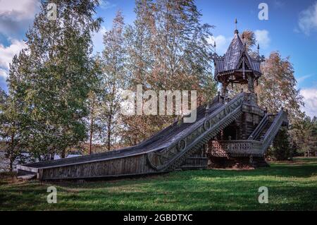 Handgemachte Kinderrutsche aus Holzplanken. Mandrogi Village, Russland. Stockfoto