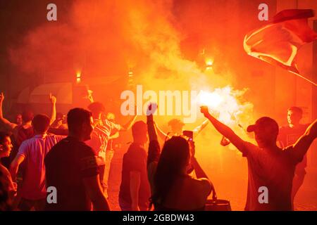 CREMONA, ITALIEN - 11. Jul 2021: Die Fußballfans feiern einen Sieg auf der Straße Stockfoto