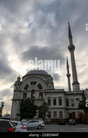 Türkei. November 2017. Außenaufnahme der kaiserlichen osmanischen Pertevniyal Valide Sultan Moschee im Stadtteil Aksaray in Istanbul, Türkei, mit Autos, die auf einer Stadtstraße fahren, die im Vordergrund zu sehen ist, 15. November 2017. (Foto: Smith Collection/Gado/Sipa USA) Quelle: SIPA USA/Alamy Live News Stockfoto