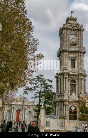 Türkei. November 2017. Außenfoto des Uhrturms am Dolmabahce-Palast, dem Verwaltungszentrum des Osmanischen Reiches aus dem 19. Jahrhundert, Istanbul, mit Menschen im Vordergrund, 15. November 2017. (Foto: Smith Collection/Gado/Sipa USA) Quelle: SIPA USA/Alamy Live News Stockfoto