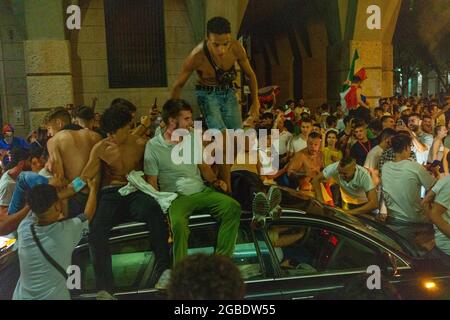 CREMONA, ITALIEN - 11. Jul 2021: Die Fußballfans feiern einen Sieg auf der Straße, ein fröhliches Publikum Stockfoto