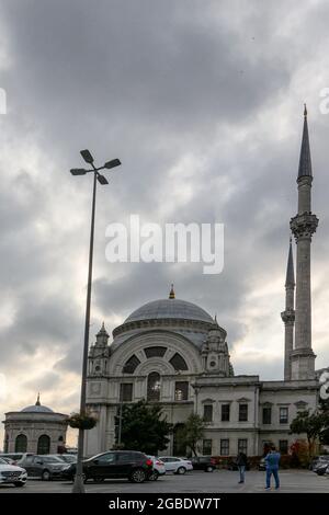 Türkei. November 2017. Außenaufnahme der kaiserlichen osmanischen Pertevniyal Valide Sultan-Moschee in der Gegend von Aksaray in Istanbul, Türkei, mit geparkten Autos im Vordergrund, 15. November 2017. (Foto: Smith Collection/Gado/Sipa USA) Quelle: SIPA USA/Alamy Live News Stockfoto