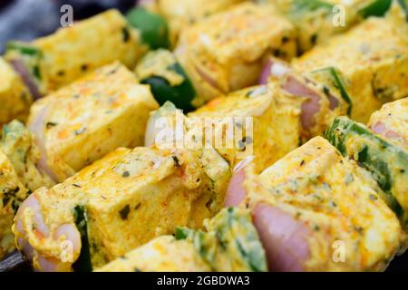 Paneer Tikka mit Paprika und Zwiebeln, indisches und pakistanisches Street Food Stockfoto