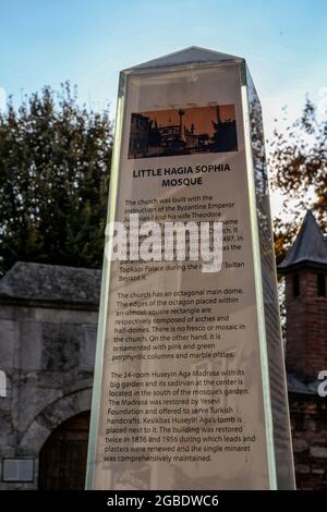 Türkei. November 2017. Foto aus einem niedrigen Winkel einer säulenförmigen Informationstafel mit Text, der die Architektur und Geschichte der kleinen Hagia-Sophia-Moschee, ehemals Kirche der Heiligen Sergius und Bacchus, in Istanbul, Türkei, beschreibt, 10. November 2017. (Foto: Smith Collection/Gado/Sipa USA) Quelle: SIPA USA/Alamy Live News Stockfoto