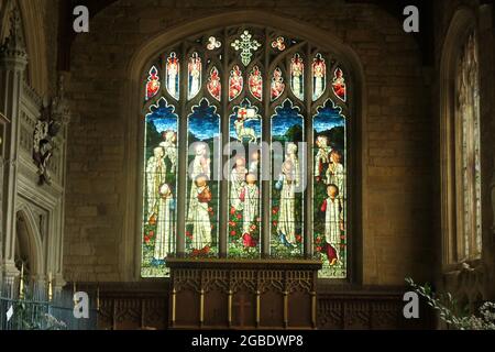 Große Brington Kirche Diana Spencer Prinzessin von Wales Kirche begraben in Krypta mit Vater Engeln in Kitteln in Buntglasfenstern Bademänteln ändern sich Stockfoto