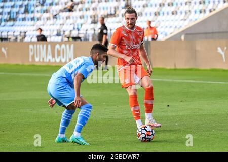 James Ehemann von Blackpool übergibt den Ball trotz Druck von Yan Couto #39 von Manchester City in, am 8/3/2021. (Foto von Mark Cosgrove/News Images/Sipa USA) Quelle: SIPA USA/Alamy Live News Stockfoto