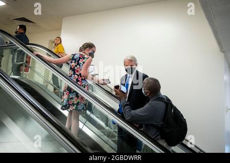 Washington, Vereinigte Staaten Von Amerika. August 2021. Der US-Senator Rob Portman (Republikaner von Ohio) geht am Dienstag, den 3. August 2021, bei einer Abstimmung im US-Kapitol in Washington, DC, durch die Senatsunterführung. Quelle: Rod Lampey/CNP/Sipa USA Quelle: SIPA USA/Alamy Live News Stockfoto