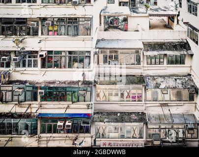 HONGKONG, HONGKONG - 24. Jul 2018: Ein Nahaufnahme-Foto zeigt nur einen Teil eines Hochhauses in Hongkong...Bild zeigt, wie Mieter sind Stockfoto