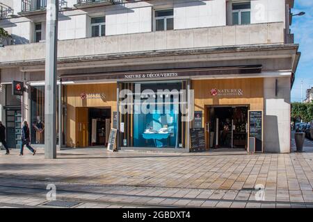 TOURS, FRANKREICH - 13. Jul 2021: Die Schilder und Logos vor dem Gebäude in Tours, Frankreich Stockfoto