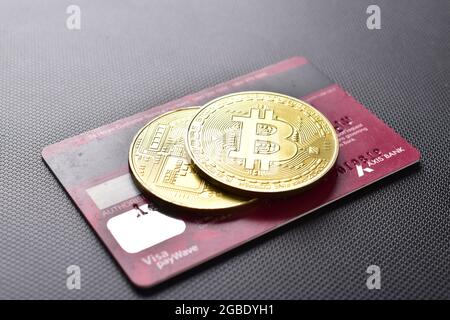 Bitcoin mit Kreditkarte kaufen, in Bitcoin investieren Stockfoto