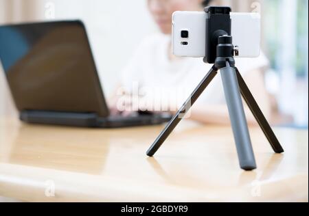 Die Hände der Frau tippen auf dem Laptop, während sie Videos macht Stockfoto