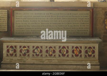 Krypta für Diana Spencer Prinzessin von Wales Church in Crypt mit Vater John Spencer begraben Kunstwerk Design Inschrift farbigen Stein Stockfoto