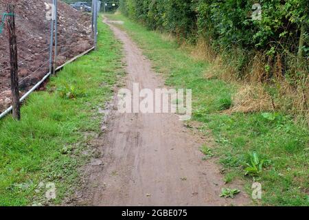 August 2021 - Muddy-Radweg-Ablenkung am anderen Ende der Myrtle Farm, wo Thatchers ihre Cider herstellen. Stockfoto