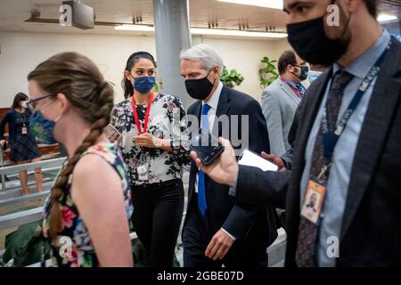 Washington, Vereinigte Staaten. August 2021. Der US-Senator Rob Portman (Republikaner von Ohio) geht am Dienstag, den 3. August 2021, bei einer Abstimmung im US-Kapitol in Washington, DC, durch die Senatsunterführung. Kredit: Rod Lampey/CNP/dpa/Alamy Live Nachrichten Stockfoto