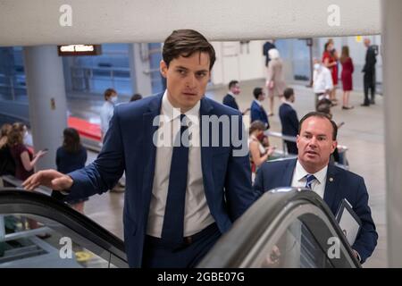 Washington, Vereinigte Staaten. August 2021. Der US-Senator Mike Lee (Republikaner von Utah) geht am Dienstag, den 3. August 2021, bei einer Abstimmung im US-Kapitol in Washington, DC, durch die Senatsunterführung. Kredit: Rod Lampey/CNP/dpa/Alamy Live Nachrichten Stockfoto