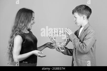 Liebe für immer. Kleiner Junge geben, Herzen, kleines Mädchen. Süße Kinder feiern Valentines Tag. Liebe und Freundschaft. Urlaub der Liebe und Romantik. Februar Stockfoto