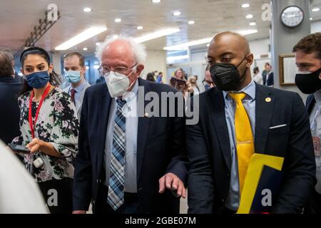 Washington, Vereinigte Staaten. August 2021. Der Senator der Vereinigten Staaten, Bernie Sanders (Independent of Vermont), läuft am Dienstag, den 3. August 2021, bei einer Abstimmung im US-Kapitol in Washington, DC, durch die Senatsbahn. Kredit: Rod Lampey/CNP/dpa/Alamy Live Nachrichten Stockfoto