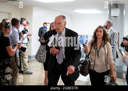 Washington, Vereinigte Staaten. August 2021. Der US-Senator Chuck Grassley (Republikaner von Iowa) spaziert am Dienstag, den 3. August 2021, bei einer Abstimmung im US-Kapitol in Washington, DC, durch die Senatsbahn. Kredit: Rod Lampey/CNP/dpa/Alamy Live Nachrichten Stockfoto