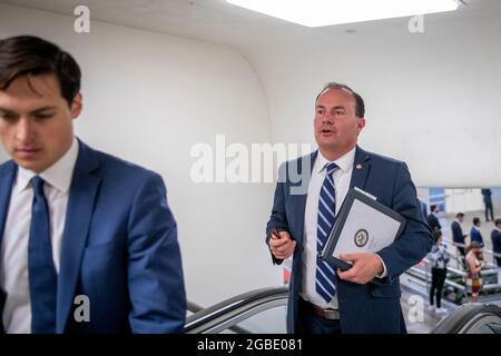 Washington, Vereinigte Staaten. August 2021. Der US-Senator Mike Lee (Republikaner von Utah) geht am Dienstag, den 3. August 2021, bei einer Abstimmung im US-Kapitol in Washington, DC, durch die Senatsunterführung. Kredit: Rod Lampey/CNP/dpa/Alamy Live Nachrichten Stockfoto