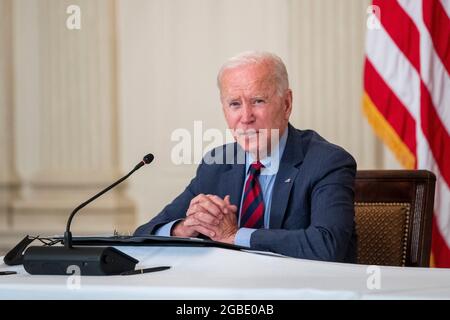 Washington, DC, USA. August 2021. US-Präsident Joe Biden trifft sich mit führenden Persönlichkeiten der lateinamerikanischen Gemeinschaft, um im Staatlichen Speisesaal des Weißen Hauses in Washington, DC, USA, am 03. August 2021 über seine wirtschaftliche Agenda, die Einwanderungsreform und die Notwendigkeit des Schutzes des Wahlrechts zu sprechen. Quelle: Shawn Thew/Pool via CNP/dpa/Alamy Live News Stockfoto