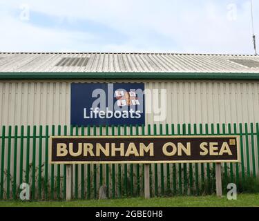 August 2021 - Burnham on Sea Schild an der RNLI Rettungsbootstation. Stockfoto