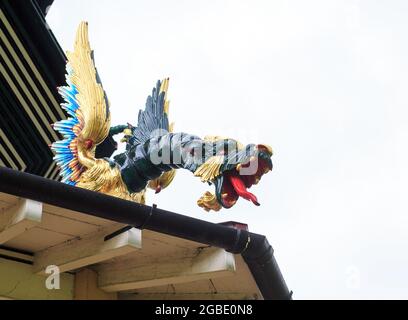 Kew Gardens, London 2021. Drachenstatue auf der Großen Pagode. Es gibt 80 restaurierte Drachen, die das Dach überragten, die ursprünglichen Drachen, die ein Stockfoto