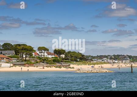 Poole, Dorset, England - Juni 2021: Strand und Strandpromenade von Sandbanks neben dem Eingang zum Hafen von Poole Stockfoto