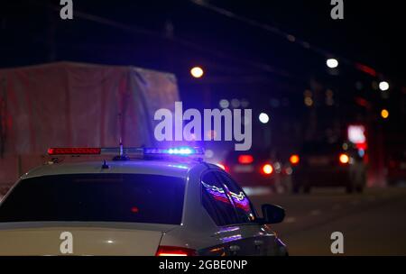 Polizeiauto mit roten und blauen warnlichtern. lichtpaneel und sirene auf  dem dach, krankenwagen der stadtpolizei.