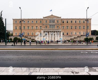 Athen, Griechenland - 24. September 2019: Hellenisches Parlament. Palast für das griechische parlament, mit zeremoniellen Wachen und einem Denkmal für nicht identifizierte Soldaten Stockfoto