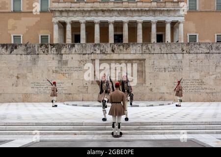 Athen, Griechenland - 24. September 2019: Hellenisches Parlament. Präsidentengarde wechseln die Zeremonie vor dem Grab des unbekannten Soldaten. Palace fo Stockfoto