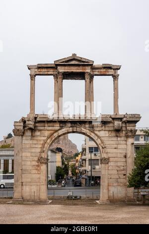 Athen, Griechenland - 24. September 2019: Hadrianbogen, Hadrianstor, antikes monumentales Tor am bewölkten Tag. Römischer Triumphbogen in der antiken Stadt c Stockfoto