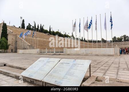 Athen, Griechenland - 24. September 2019: Panathenaic Stadium weltweit einziges weißes Marmorstadion, Eingang zu modernen Olympischen Spielen mit Flaggen-Flaggenstock. C Stockfoto