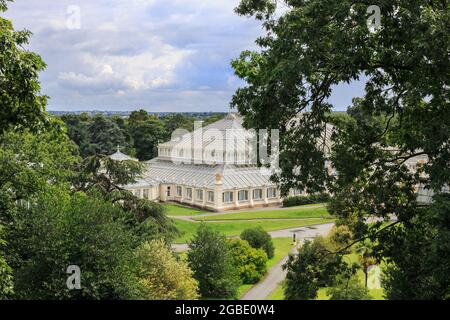 Kew Gardens, London, 2021. Luftaufnahme des gemäßigten Hauses, das viele tropische und seltene Pflanzen beherbergt. Ein beliebter Ort für Einheimische zu besuchen jetzt th Stockfoto