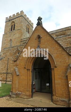 Seiteneingang zur Kirche. Diana Spencer Prinzessin von Wales Kirche begraben in Krypta mit Vater, wie von den Einheimischen Tore Turm St. Marys angegeben Stockfoto