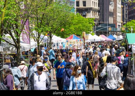 2 Tage nach der Ankündigung des CDC bezüglich der neuen Empfehlungen für die öffentliche Gesundheit zu den Schutzmasken am Union Square NYC. Stockfoto