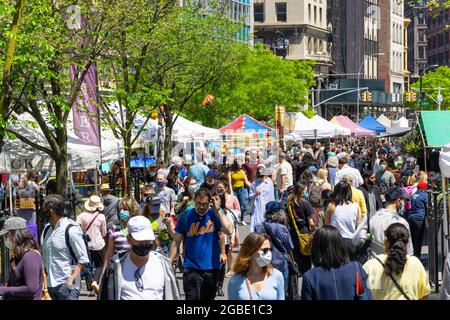 2 Tage nach der Ankündigung des CDC bezüglich der neuen Empfehlungen für die öffentliche Gesundheit zu den Schutzmasken am Union Square NYC. Stockfoto