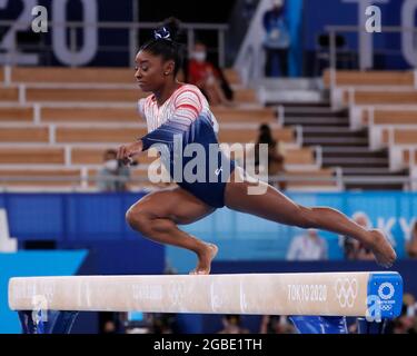 Tokio, Kanto, Japan. August 2021. Simone Biles (USA) tritt während der Olympischen Sommerspiele 2020 in Tokio im Ariake Gymnastik Center auf dem Schwankbalken an. (Bild: © David McIntyre/ZUMA Press Wire) Stockfoto