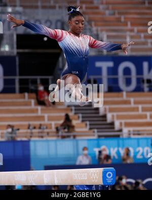 Tokio, Kanto, Japan. August 2021. Simone Biles (USA) tritt während der Olympischen Sommerspiele 2020 in Tokio im Ariake Gymnastik Center auf dem Schwankbalken an. (Bild: © David McIntyre/ZUMA Press Wire) Stockfoto