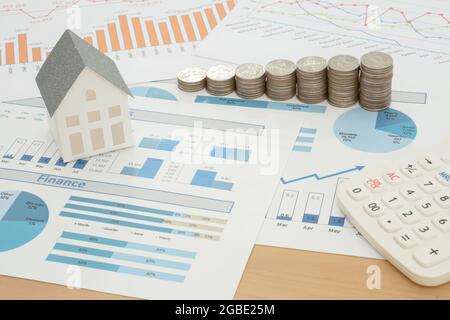 Mit Hausmodell Und Münzstapel Auf Dem Schreibtisch Stockfoto