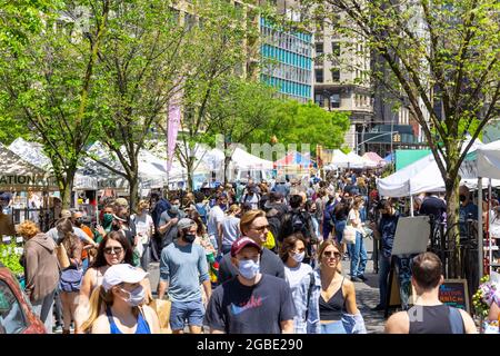 2 Tage nach der Ankündigung des CDC bezüglich der neuen Empfehlungen für die öffentliche Gesundheit zu den Schutzmasken am Union Square NYC. Stockfoto