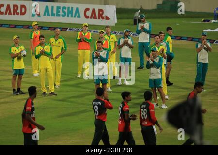 Dhaka, Bangladesch. August 2021. Das australische Cricket-Team applaudierte und gratulierte dem angladeschischen Cricket-Team im Shere Bangla National Cricket Stadium in Dhaka.(Bangladesch gewann mit 23 Läufen gegen Australien) Credit: SOPA Images Limited/Alamy Live News Stockfoto