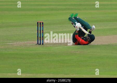 Dhaka, Bangladesch. August 2021. Soumya Sarkar, Cricket-Schlagmann aus Bangladesch, reagiert beim ersten T20-Spiel gegen Australien im Sher e Bangla National Cricket Stadium in Dhaka.(Bangladesch gewann mit 23 Läufen gegen Australien) Quelle: SOPA Images Limited/Alamy Live News Stockfoto