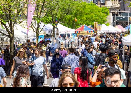 2 Tage nach der Ankündigung des CDC bezüglich der neuen Empfehlungen für die öffentliche Gesundheit zu den Schutzmasken am Union Square NYC. Stockfoto